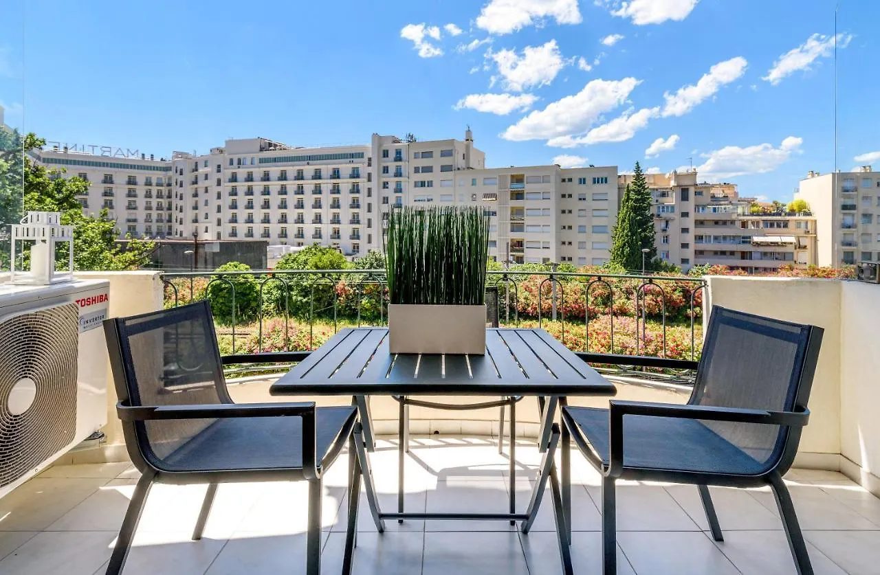 La Rotonde Yourhosthelper Cannes 0*,  France